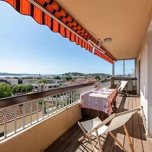 https://vue-panoramique-ville-et-baie-de-sanary-sur-mer-parking.fr-provencehotel.com